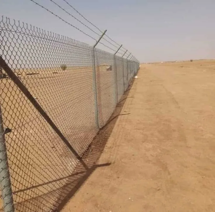 شبوك حواجز أراضي في حي العارض شمال الرياض